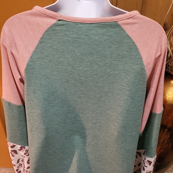 💜 New Green Leopard Color Block Top - Picture 4 of 4